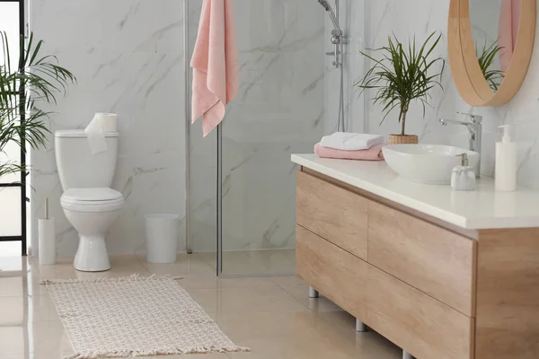 Interior Banheiro Moderno Com Vaso Sanitário — Fotografia de Stock