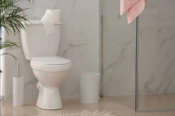 Interieur Des Modernen Badezimmers Mit Toilettenschüssel — Stockfoto