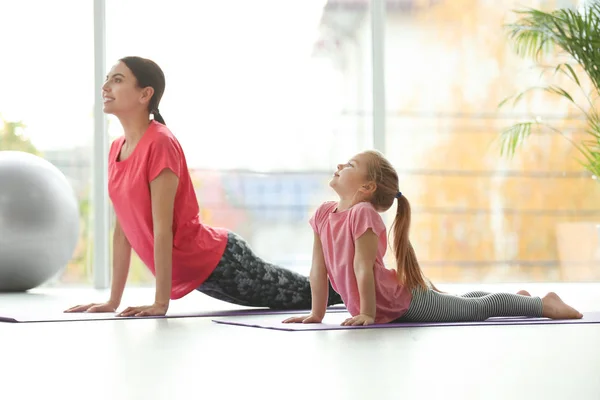 Kobieta Córka Ćwiczą Jogę Razem Domu Styl Życia Fitness — Zdjęcie stockowe