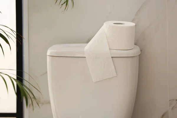 Mangkuk Toilet Modern Dengan Gulungan Kertas Kamar Mandi — Stok Foto