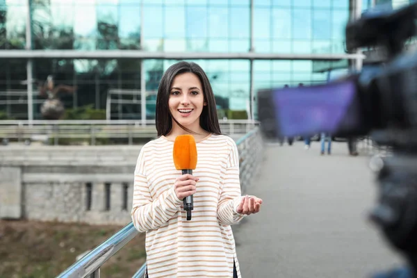 Ung Kvinnlig Journalist Med Mikrofon Stadsgatan — Stockfoto