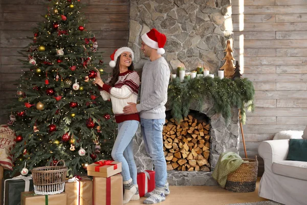 幸せな若いカップル飾るクリスマス ツリー自宅 — ストック写真