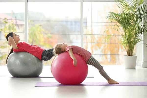 Femme Fille Faisant Exercice Avec Des Balles Fitness Maison — Photo