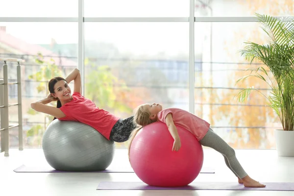 Mujer Hija Haciendo Ejercicio Con Pelotas Fitness Casa — Foto de Stock