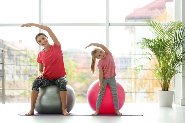 Žena Dcera Dělá Cvičení Fitness Míče Doma — Stock fotografie