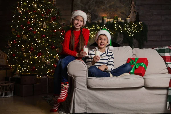 Glückliche Kinder Mit Milchgläsern Hause Weihnachtszeit — Stockfoto