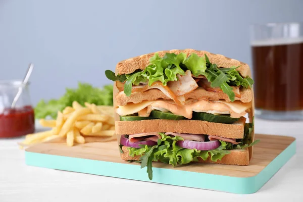Smaklig Smörgås Med Kyckling Skinka Och Bacon Serveras Vitt Träbord — Stockfoto