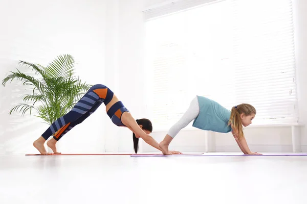 Mujer Hija Haciendo Yoga Juntas Casa Fitness Estilo Vida — Foto de Stock