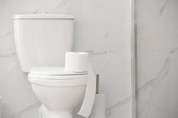 Mangkuk Toilet Modern Dengan Gulungan Kertas Kamar Mandi — Stok Foto