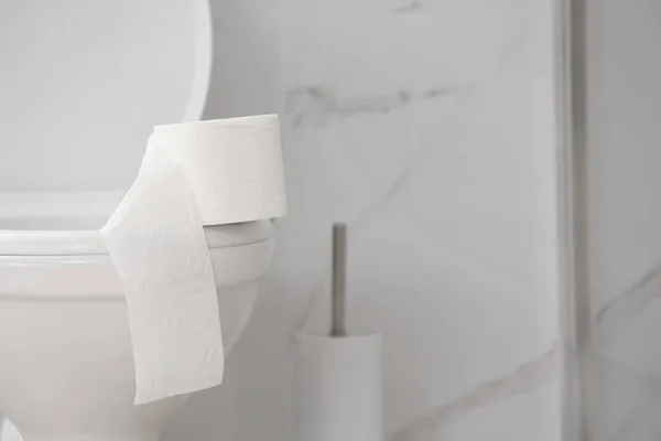 Papirrulle Toilet Skål Badeværelset - Stock-foto