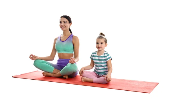 Mujer Hija Ropa Fitness Meditando Juntas Sobre Fondo Blanco — Foto de Stock