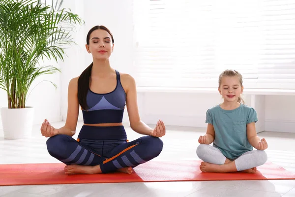 Žena Dcera Spolu Meditují Doma Fitness Životní Styl — Stock fotografie