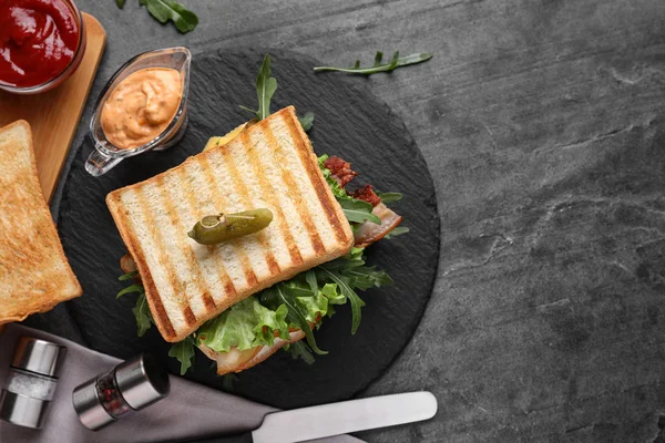 Lekker Broodje Met Geroosterd Brood Geserveerd Grijze Tafel Plat Gelegd — Stockfoto