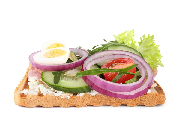 Leckeres Sandwich Mit Schinken Und Wachteleiern Isoliert Auf Weiß — Stockfoto