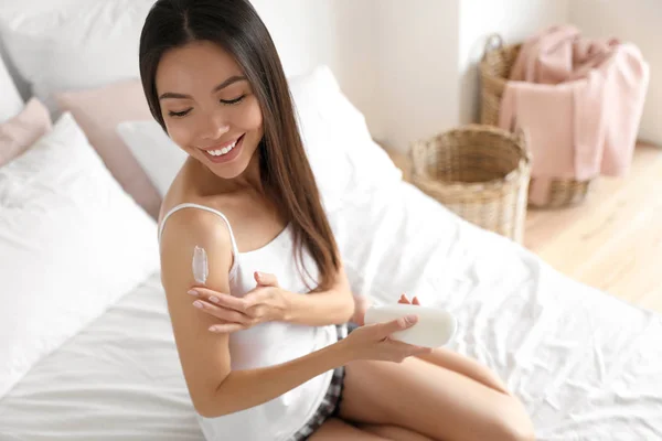 Beautiful Young Woman Applying Body Cream Bedroom — Stock Photo, Image