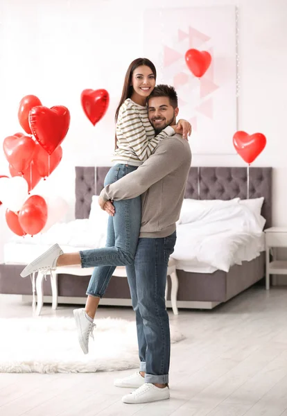Schönes Junges Paar Schlafzimmer Mit Herzförmigen Luftballons Dekoriert Valentinstag Feier — Stockfoto