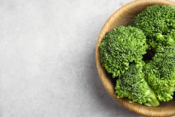 Brokoli Hijau Segar Dalam Mangkuk Atas Meja Cahaya Pemandangan Atas — Stok Foto