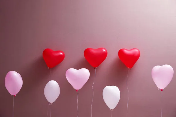 Globos Coloridos Forma Corazón Sobre Fondo Marrón Celebración San Valentín — Foto de Stock