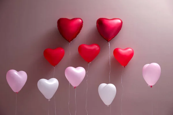 Globos Coloridos Forma Corazón Sobre Fondo Marrón Celebración San Valentín — Foto de Stock