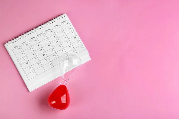 Kalender Zandloper Roze Achtergrond Vlak Gelegd Ruimte Voor Tekst — Stockfoto