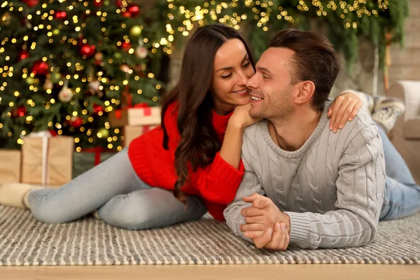 Feliz Pareja Joven Tumbada Suelo Sala Estar Decorada Para Navidad — Foto de Stock