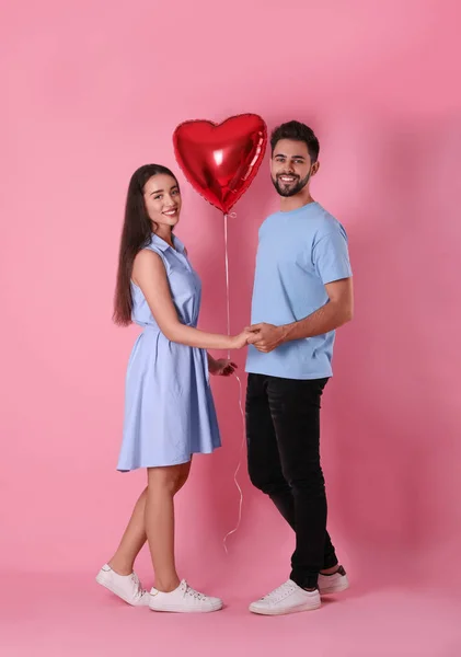 Preciosa Pareja Con Globo Forma Corazón Sobre Fondo Rosa Celebración — Foto de Stock