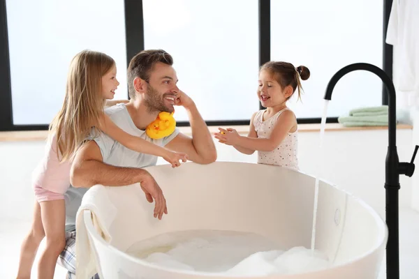 Junger Vater Mit Kleinen Töchtern Badezimmer — Stockfoto