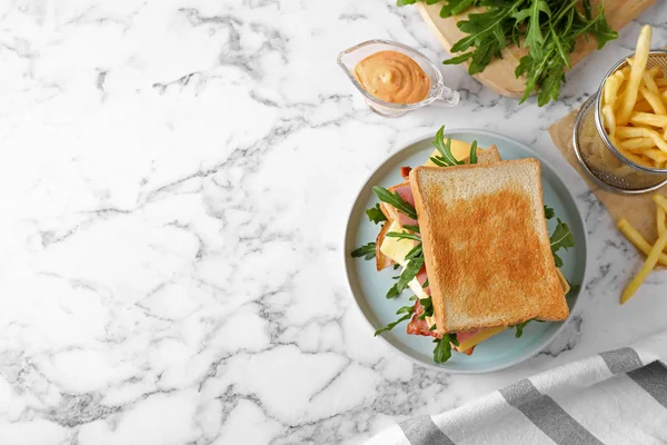 Leckeres Sandwich Mit Geröstetem Brot Serviert Auf Weißem Marmortisch Von — Stockfoto