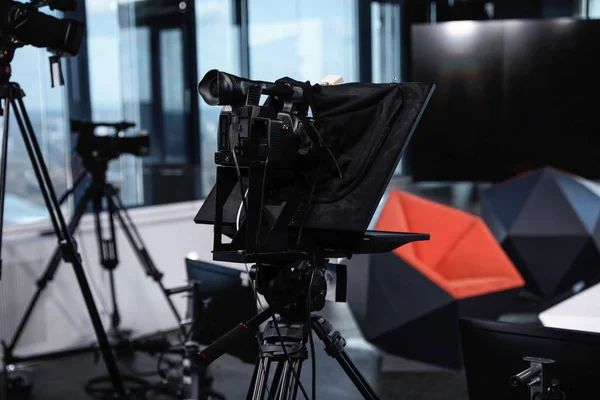 Modernes Videoaufnahmestudio Mit Professioneller Ausstattung Fokus Auf Kamera — Stockfoto