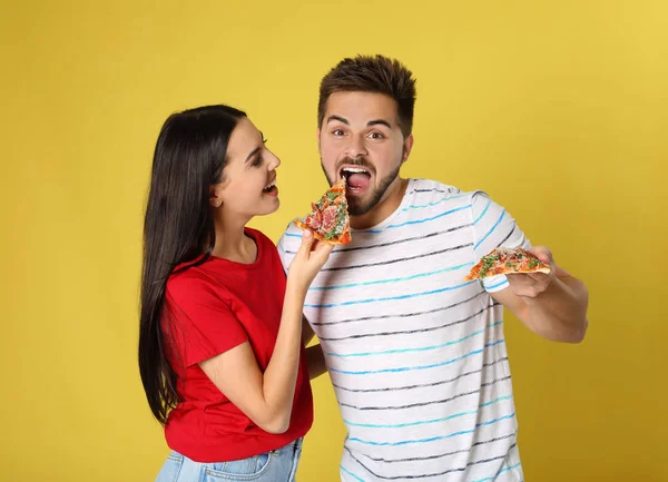 Casal Jovem Com Pizza Fundo Amarelo — Fotografia de Stock