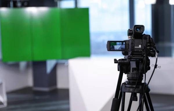 Modernes Videoaufnahmestudio Mit Professioneller Ausstattung Fokus Auf Kamera — Stockfoto