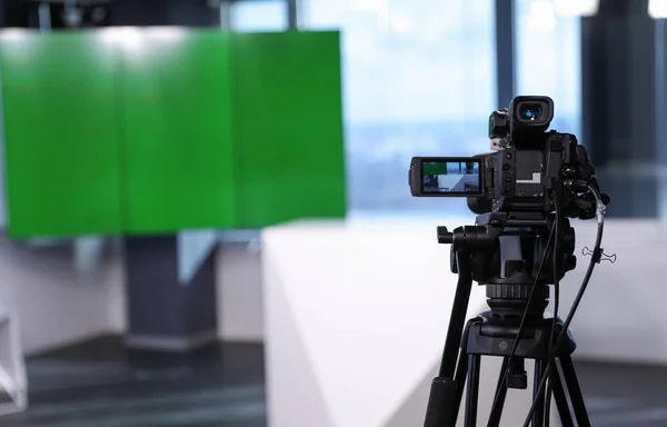 Estúdio Gravação Vídeo Moderno Com Equipamento Profissional Foco Câmera — Fotografia de Stock