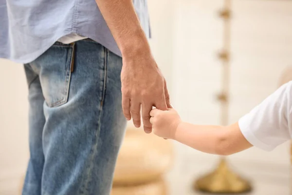 Pai Está Mãos Dadas Com Filho Dentro Casa Perto Família — Fotografia de Stock