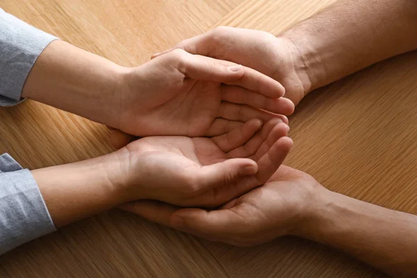 Jongeren Houden Hand Hand Houten Achtergrond Bovenaanzicht Gelukkige Familie — Stockfoto