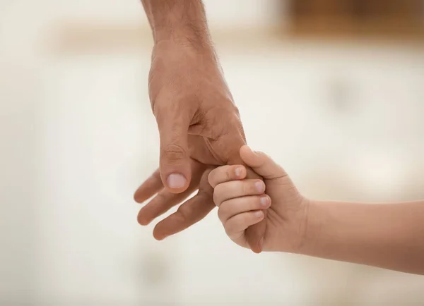 Pai Está Mãos Dadas Com Filho Dentro Casa Perto Família — Fotografia de Stock