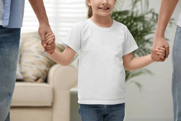 Familia Feliz Cogida Mano Interior Vista Cerca — Foto de Stock