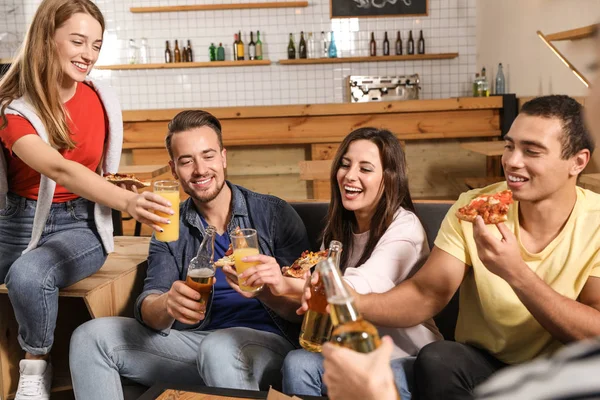 Grupp Vänner Som Har Kul Fest Med Läcker Pizza Caféet — Stockfoto