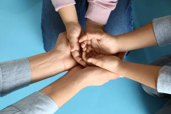 Feliz Família Mãos Dadas Fundo Azul Vista Superior — Fotografia de Stock