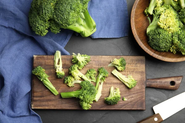 Komposisi Lay Datar Dengan Brokoli Segar Atas Tabel Hitam — Stok Foto