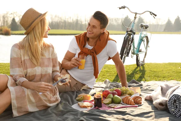 Glückliches Junges Paar Picknickt Sonnigen Tag See — Stockfoto