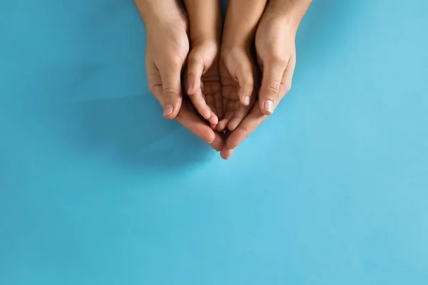 Madre Cogida Mano Con Hijo Sobre Fondo Azul Vista Superior — Foto de Stock