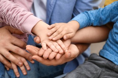 Mutlu ailenin el ele tutuşmasının yakın görüntüsü