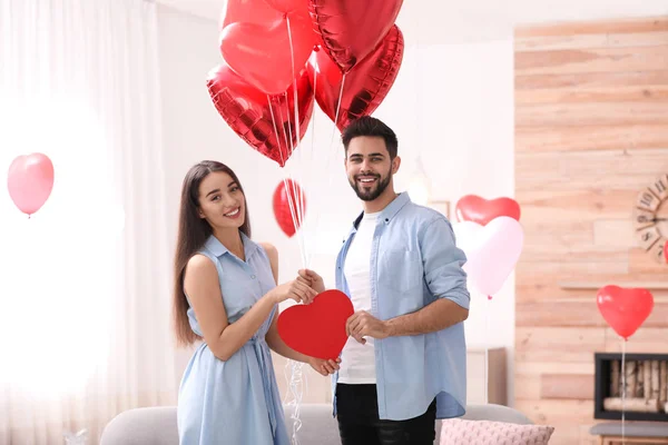 Casal Encantador Com Balões Forma Coração Sala Estar Celebração Dia — Fotografia de Stock