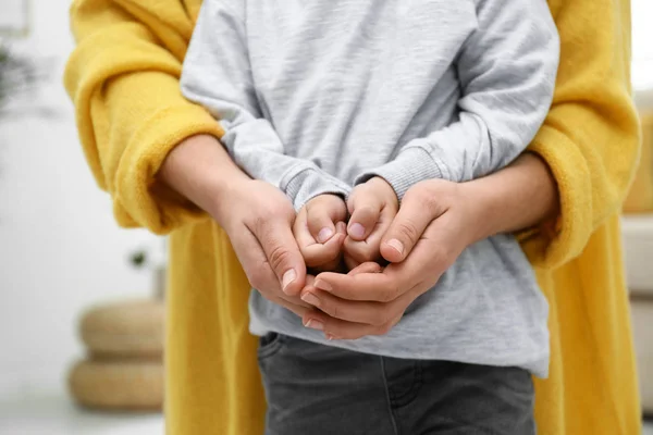 Madre Che Tiene Mano Con Suo Bambino Casa Primo Piano — Foto Stock