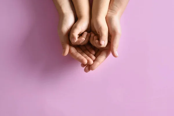 Мати Тримається Руки Дитиною Рожевому Фоні Зверху Щаслива Родина — стокове фото