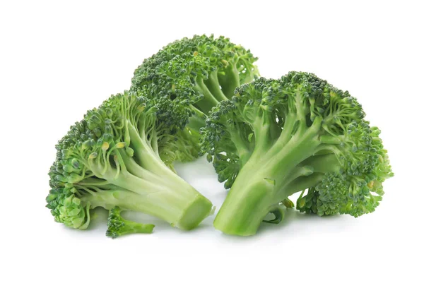 Broccoli freschi isolati su bianco. Pianta verde commestibile — Foto Stock