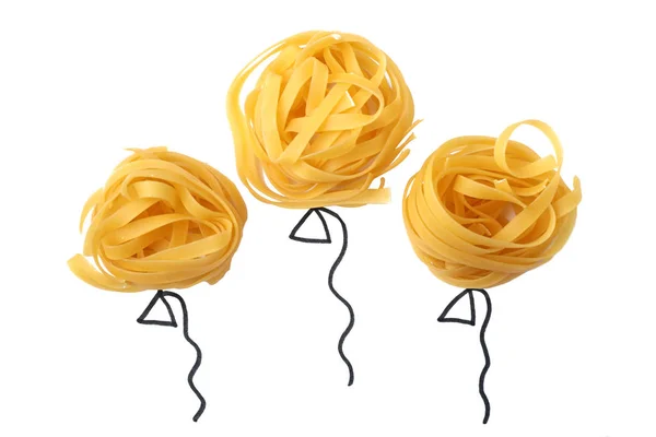 Globos hechos con pasta tagliatelle sobre fondo blanco, parte superior vi —  Fotos de Stock