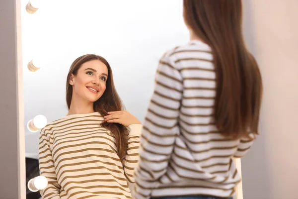 Mooie Jonge Vrouw Kijken Naar Zichzelf Grote Spiegel Binnen — Stockfoto