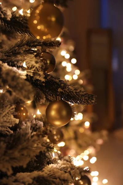 Vista Vicino Dell Albero Natale Splendidamente Decorato All Interno — Foto Stock