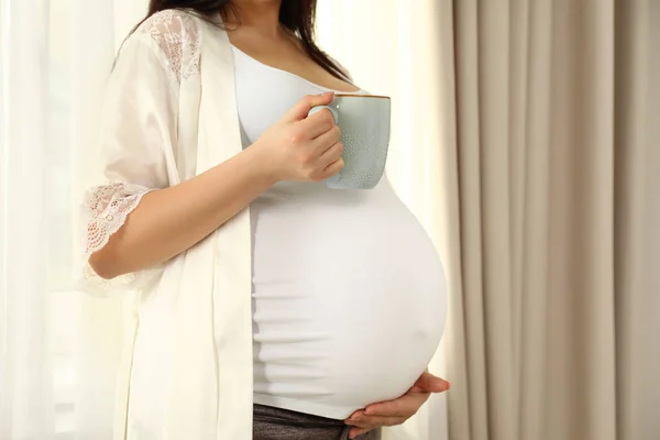 Zwangere Vrouw Met Kopje Warme Drank Thuis Close — Stockfoto
